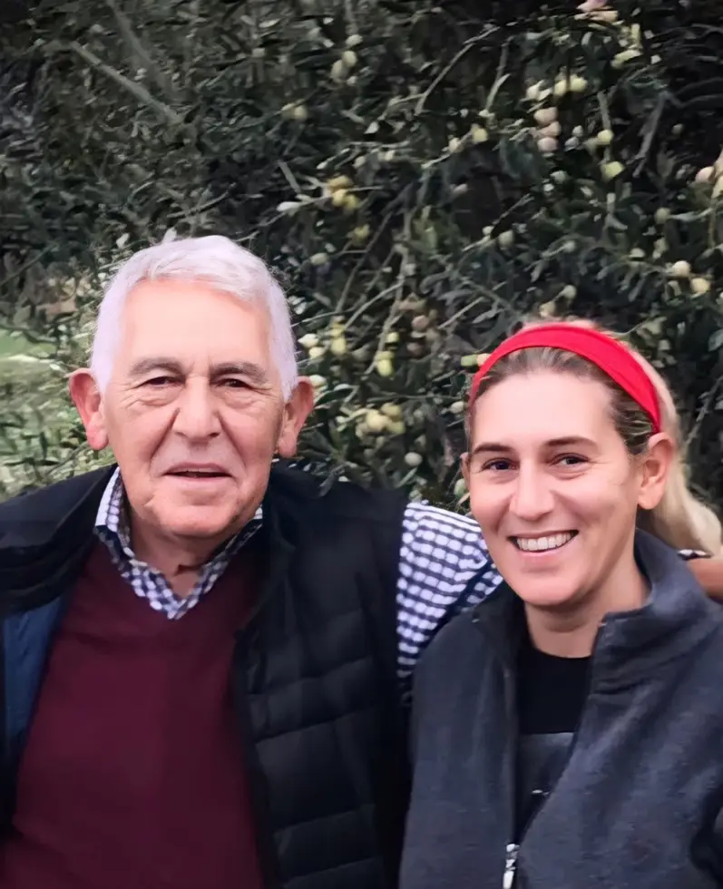 Ayvada aile zeytinliklerinde baba kız ve zeytin hasadı hafızası