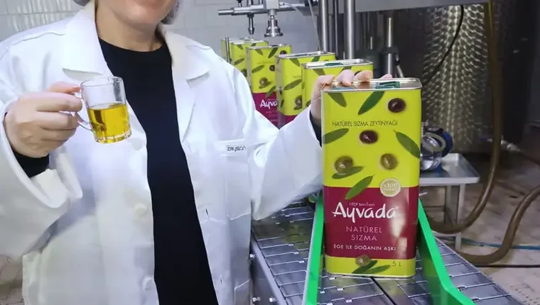 Kızartma için zeytinyağı seçerken Ayvada'nın kendi üretim tesisindeki dolum süreci