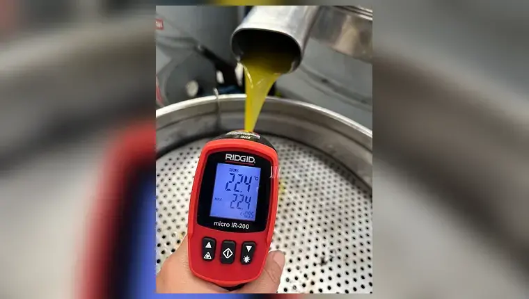 Ayvada zeytinyağı üretiminde 22,4 derece sıcaklık kontrolü