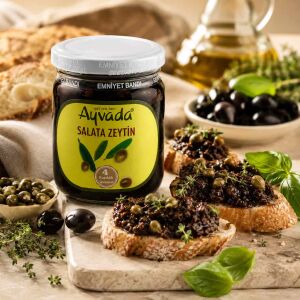 Siyah Zeytin Ezmesi – Kaparili, Kekikli ve Fesleğenli